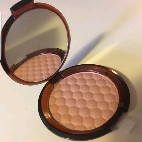 The Body Shop "Dark Copper Matte" Bronzer - Picture 2 of 4